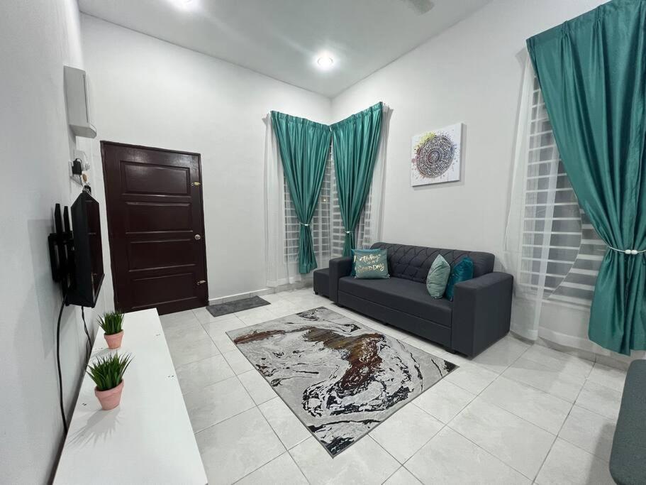 D'Sara Homestay Fully Furnished 3 Bedrooms All Aircond 2 Miles Centre Chukai 外观 照片