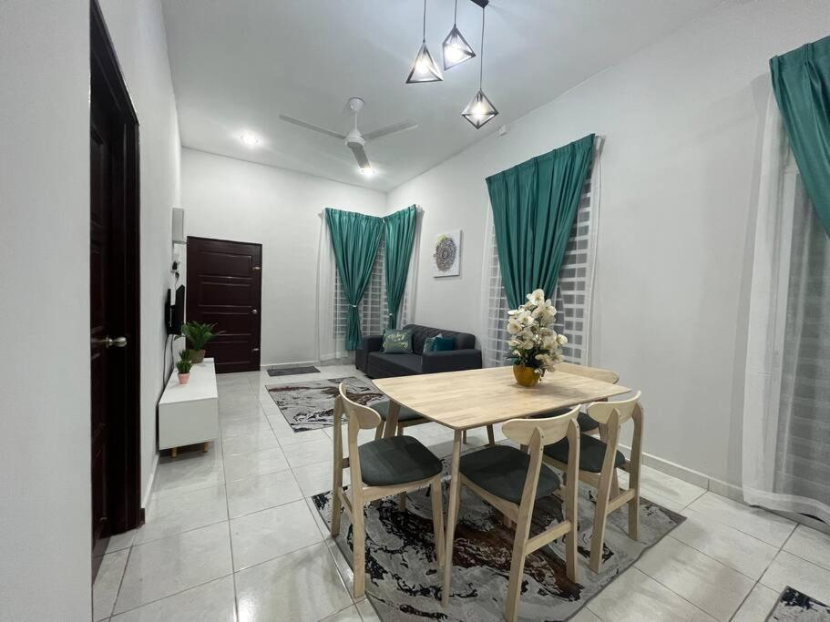 D'Sara Homestay Fully Furnished 3 Bedrooms All Aircond 2 Miles Centre Chukai 外观 照片