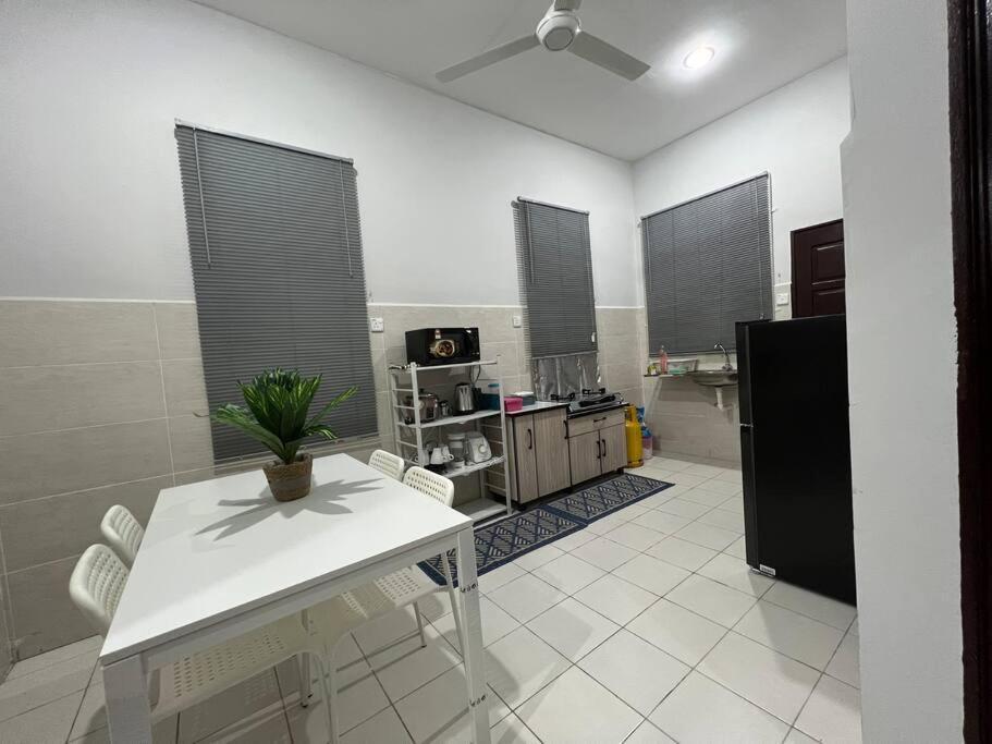 D'Sara Homestay Fully Furnished 3 Bedrooms All Aircond 2 Miles Centre Chukai 外观 照片