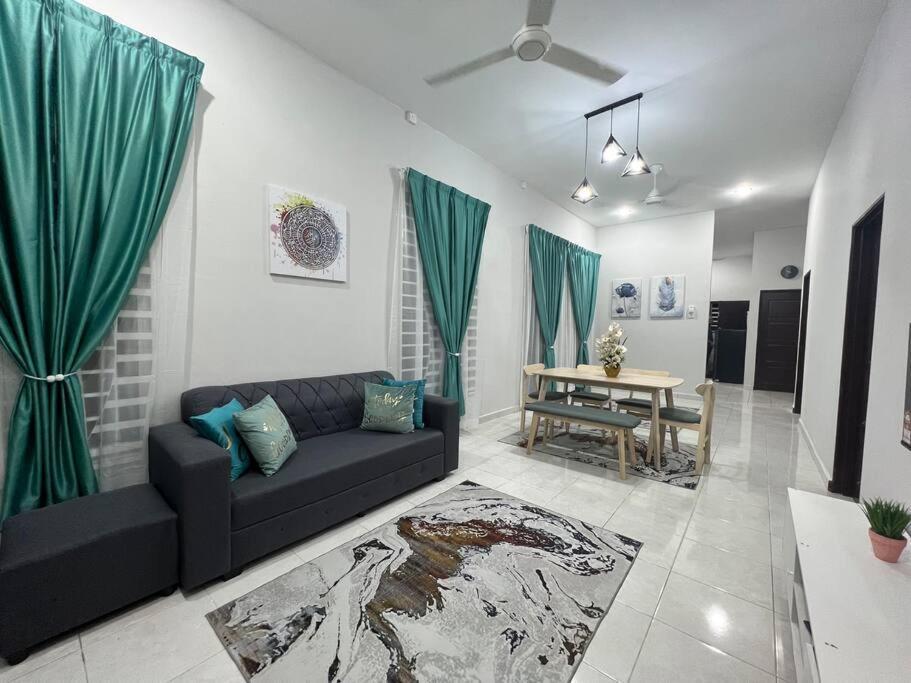 D'Sara Homestay Fully Furnished 3 Bedrooms All Aircond 2 Miles Centre Chukai 外观 照片